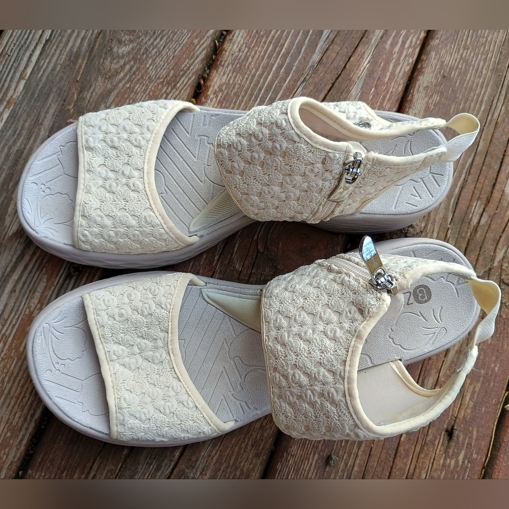 BZees Womens Size 10M Wedge Crochet Accent Jessie Cream Sandal - Picture 2 of 8